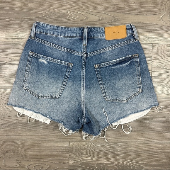 H&M Denim Medium Wash High Wasited Distressed Shorts w/ Button Closure - SIZE 8 - Picture 3 of 3